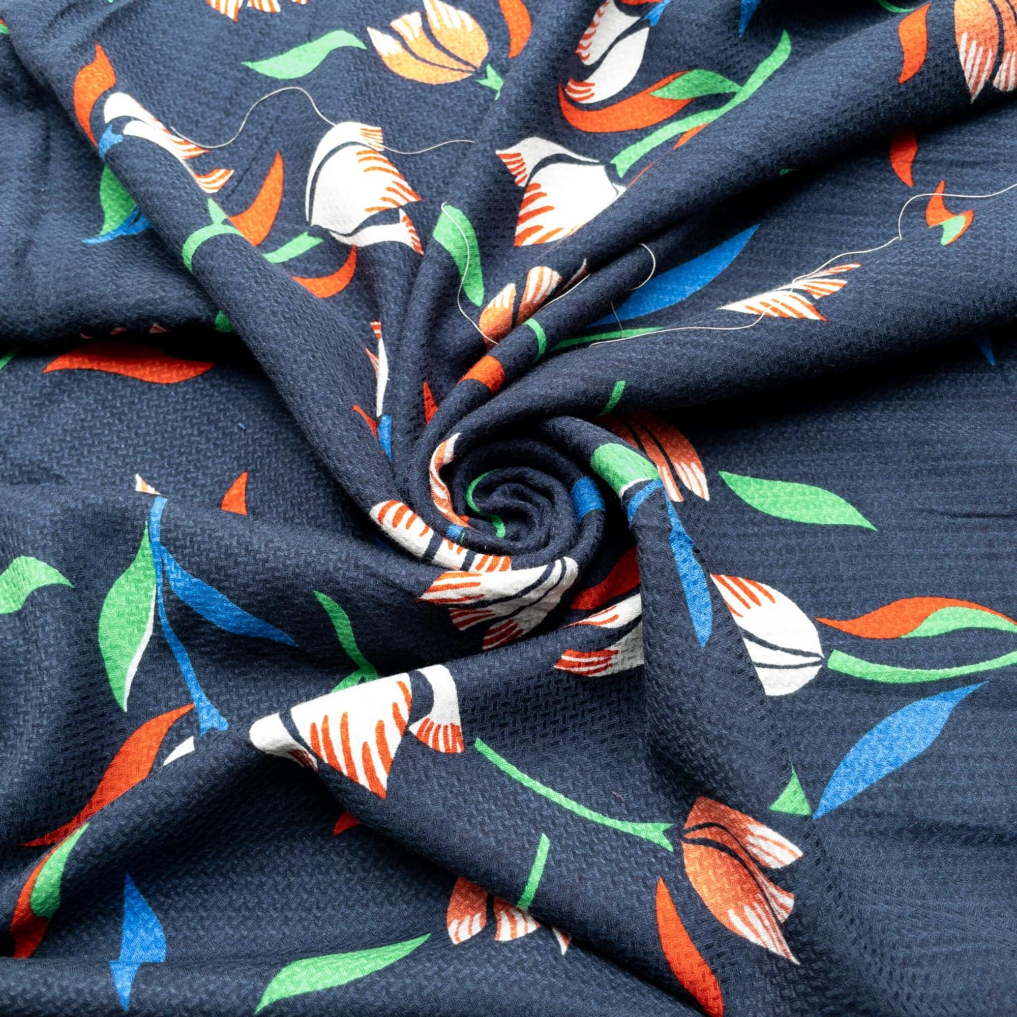 Viskose dunkelblau mit Tulpenmuster